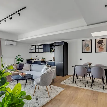 Sanders Arch Apartment